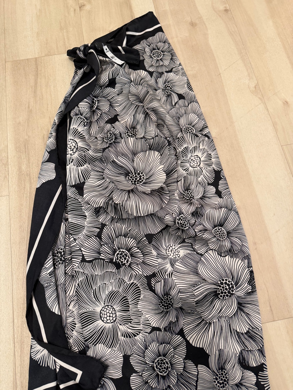 Express Women's Black & White Floral Wrap bathing sarong